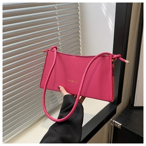 Détail du sac sous le bras rose vif avec lettrage FASHION doré et garnitures en métal