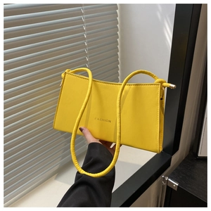 Détail du petit sac carré en cuir PU jaune vif avec inscription FASHION