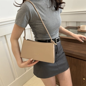 Sac sous le bras beige chic avec lettrage fashion doré et détail de fine bandoulière