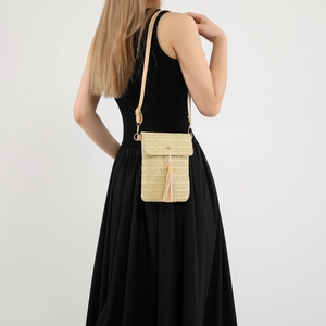 Minimalist straw weave crossbody phone bag with light tassels for summer fashion trends