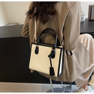 Détail du sac cabas bicolore avec bandoulière réglable et poignées robustes pour femmes