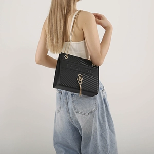 Sac bandoulière matelassé noir classique avec chaîne dorée et pendentif logo mode