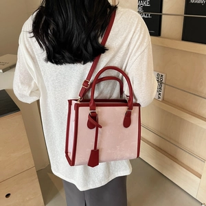 Sac fourre-tout rose marbré avec poignées bordeaux et finitions dorées chic