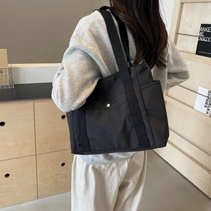 Grande borsa tote nera a tracolla con tasche multiple per il pendolarismo quotidiano