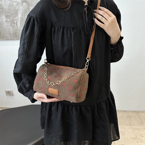 Braune Zylindertasche aus Cord mit Erdbeer-Print und eleganter Metallkette für Damen