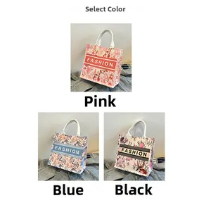 Trois variantes de sacs cabas en toile florale avec logo FASHION en rose, bleu et noir