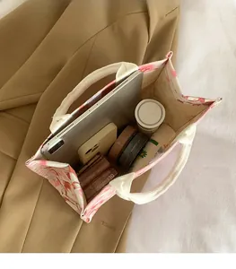Vue de dessus du grand sac fourre-tout montrant l'espace pour tablette et maquillage