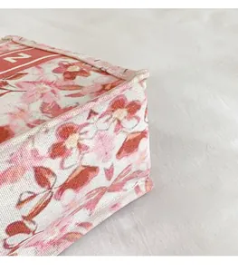 Gros plan du cabas en toile fleurie montrant les coutures et la texture durable