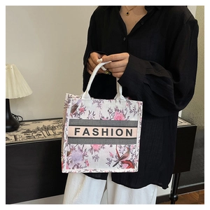 Détail du sac cabas ethnique avec imprimé fleurs et oiseaux et bande Fashion