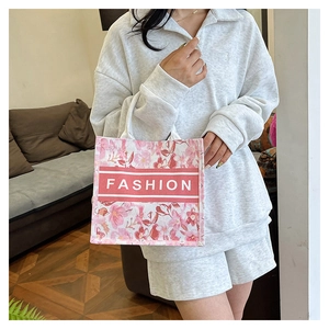 Détail du sac cabas en toile à fleurs de cerisier avec inscription FASHION par modèle