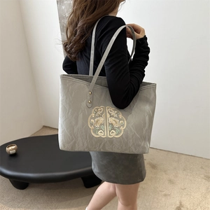 New Chinese style tote bag with gold floral embroidery and pleated texture for women