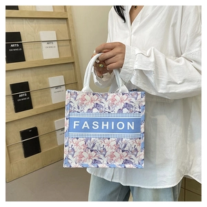Vue détaillée du cabas floral ethnique avec texte FASHION et poignées en corde