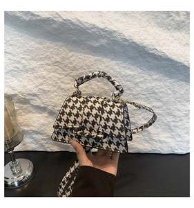 Détail du mini sac à bandoulière à motif pied-de-poule avec poignée et fermoir