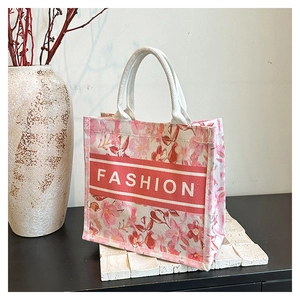 Détail du sac cabas en toile fleurie avec texte mode et poignées en corde tressée