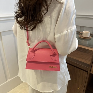 Elegante borsa a tracolla rettangolare rosa in pelle con manico e logo dorato fine