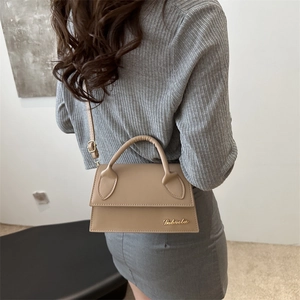 Borsa a tracolla quadrata minimalista beige in pelle PU con logo dorato e manico
