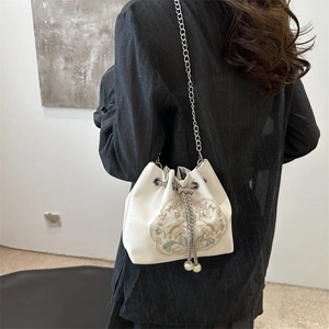 Weiße Beuteltasche mit traditioneller Blumenstickerei, Silberkette und Perlenakzenten