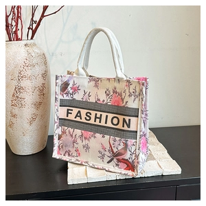 Détail du sac cabas en toile avec motifs floraux d'oiseaux et ruban tissé FASHION