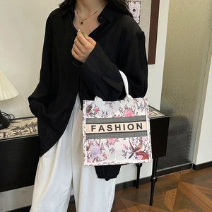 Sac cabas en toile style ethnique avec motifs floraux roses et oiseaux en décor quotidien