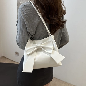 Sac à bandoulière blanc minimaliste avec grand nœud pour un style de mode élégant