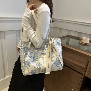 Floral aesthetic tote bag with hydrangea print and fashion strap for women