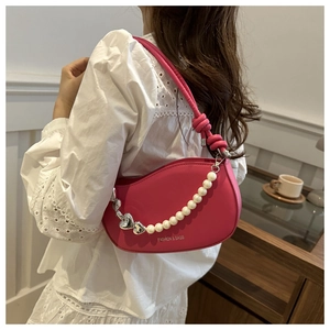 Détail du sac à bandoulière rose en PU avec chaîne de perles et pendentifs en cœur
