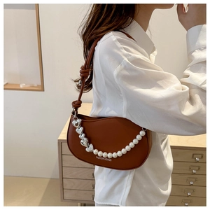 Sac à bandoulière en cuir marron avec chaîne décorative en perles et pendentifs cœur argent