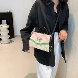 Sac bandoulière dégradé rose et vert avec motif d'étoiles et nœud argenté