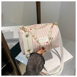 Détail du sac cylindre à rayures roses avec anse perle, imprimé panda et texture plissée