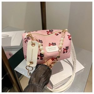 Sac bandoulière rose avec motifs de chats noirs et détails de chaîne en perles