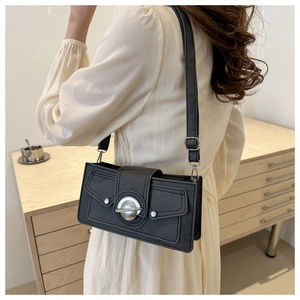 Détails d'un sac à bandoulière en cuir noir vintage avec boucle argentée en anneau