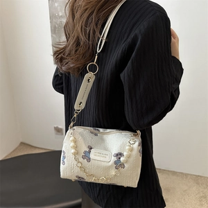 Sac bandoulière blanc cassé avec imprimé ours et chaîne en perles élégante