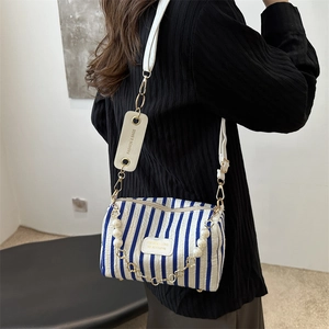 Sac bandoulière oreiller à rayures bleues et blanches avec chaîne en perles et sangle
