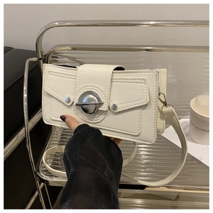 Détail du sac à main blanc en cuir grainé avec fermoir métallique argenté et coutures fines