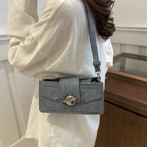 Petit sac à bandoulière gris texturé avec grand fermoir métallique et chaîne