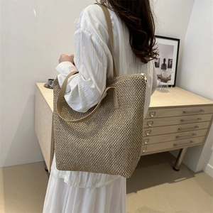 Grande borsa tote in paglia intrecciata con spalline in pelle e cerniera per la spiaggia