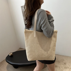 Borsa tote alla moda in paglia intrecciata beige con cinturini in pelle a spalla