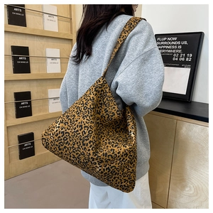 Detailed view of the large leopard print tote bag with a wide shoulder strap in a casual style
