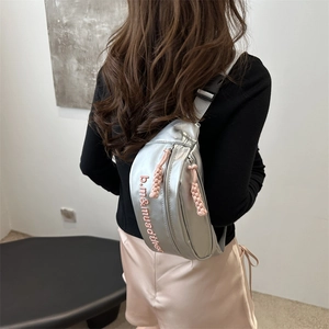 Borsa a tracolla argento metallizzato con ricamo rosa e tracolla grigia regolabile