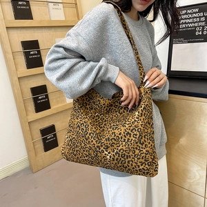 Chic leopard print tote bag with large capacity and shoulder strap for daily shopping
