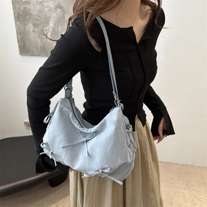 Sac fourre-tout bleu clair grande capacité avec nœud et tissu à texture froissée
