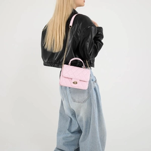 Sac bandoulière rose en cuir PU matelassé avec chaîne métallique et fermoir rotatif