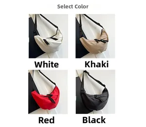 Quattro colori per la borsa a mezzaluna in nylon: bianco, kaki, rosso e nero