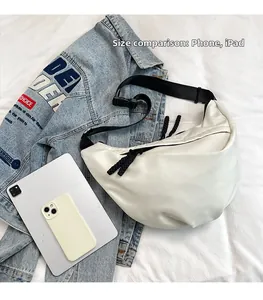 Confronto dettagliato delle dimensioni della borsa a mezzaluna in nylon con iPad e cellulare