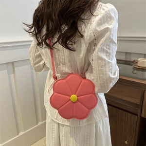Borsa a tracolla rosa a forma di fiore per donna con catena e dettaglio giallo centrale