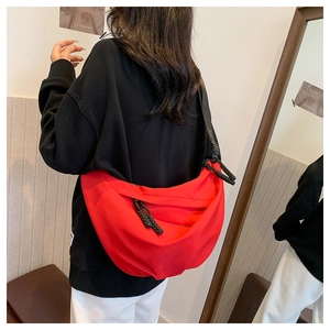 Borsa a tracolla rossa a mezzaluna con dettaglio di corda intrecciata su modella