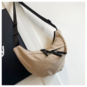 Dettaglio della borsa a tracolla a mezzaluna kaki in nylon con tiralampo intrecciato nero