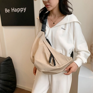 Grande borsa a tracolla beige in nylon con tracolla nera regolabile per uso quotidiano