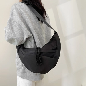 Borsa a tracolla minimalista a mezzaluna nera in nylon con dettaglio nodo intrecciato