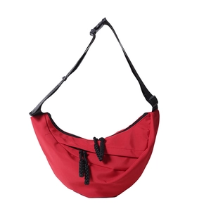 Borsa a tracolla a mezzaluna in nylon rosso con cinturino nero regolabile e zip metallica